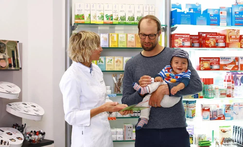 Pharmazeutische Beratung von Familien in der Theresia Apotheke Geltow