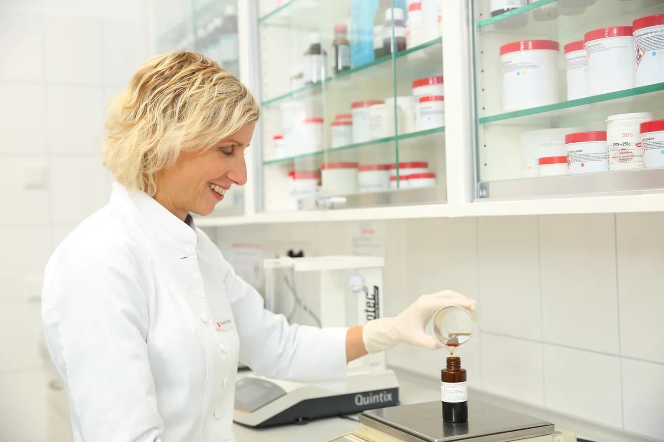 Cremes und Seren, Hautpflege-Beratung in der Theresia Apotheke Geltow